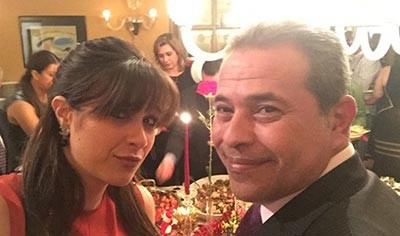 ياسمين عبد العزيز ردا على الساخرين من صورتها مع عكاشة: "أنا حرة"