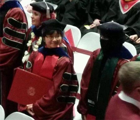 شاهد.. مبتعثة سعودية تتمسك بكامل نقابها خلال حفل الدكتوراه بجامعة واشنطن 