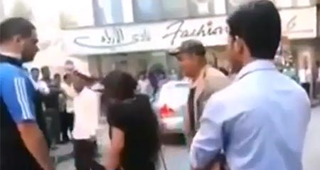 بالفيديو.. مصري يضرب هندياً مخموراً مع زوجته في البحرين بطريقة عنيفة  لتحرشهما بالمارة