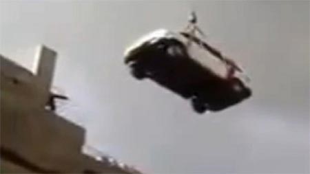 بالفيديو.. يمني مغترب خاف على سيارته من السرقة... شاهد اين خبأها في مكان لا يتوقعه أحد