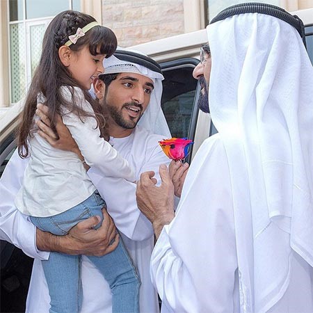 شاهد.. ولي عهد دبي يحمل طفلة متسائلاً: هذي عروس البر وإلا البحر ؟