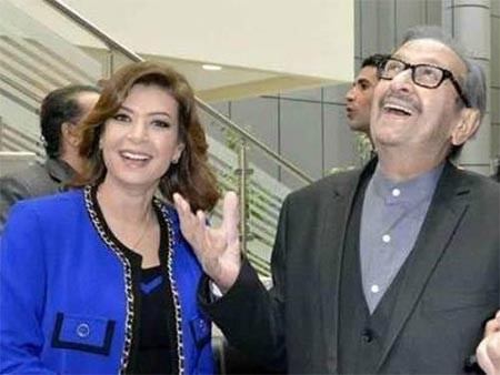 بالصور.. نور الشريف يردّ على شائعة كرسيه المتحرك في مهرجان المسرح القومي
