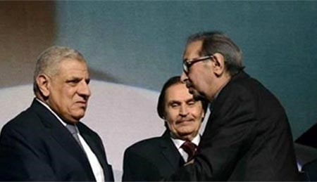 بالصور.. نور الشريف يردّ على شائعة كرسيه المتحرك في مهرجان المسرح القومي
