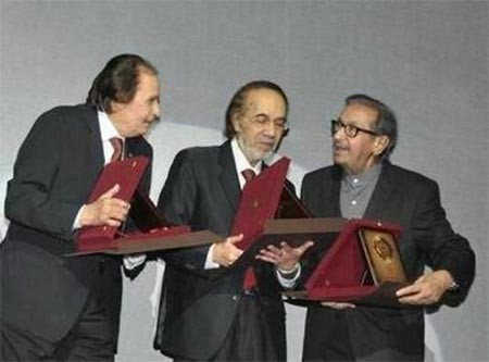 بالصور.. نور الشريف يردّ على شائعة كرسيه المتحرك في مهرجان المسرح القومي