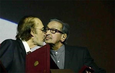 بالصور.. نور الشريف يردّ على شائعة كرسيه المتحرك في مهرجان المسرح القومي