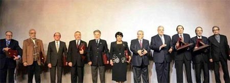 بالصور.. نور الشريف يردّ على شائعة كرسيه المتحرك في مهرجان المسرح القومي