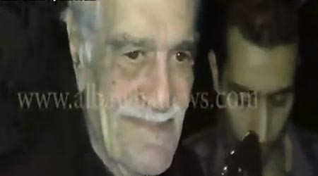 بالفيديو.. عمر الشريف يرفع قبضته محاولاً لكم وضرب صحافية استفزته