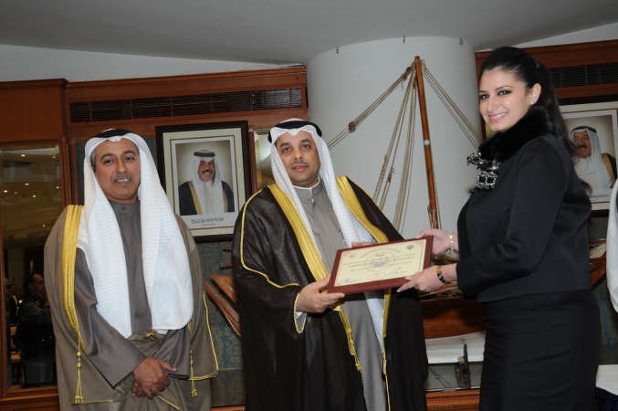 يعقوب الصانع مكرما احدى وكيلات النيابة 