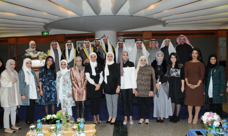 يعقوب الصانع ودعبدالله المعتوق والمستشارون ضرار العسعوسي ويوسف المطاوعة وعادل العيسى مع عدد من وكيلات النيابة خلال حفل التكريم 