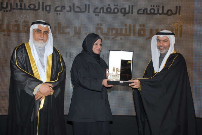 محمد الجلاهمة مكرما الزميلة ليلى الشافعي بحضور د عبد المحسن الخرافي