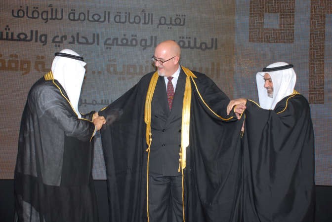 تقديم البشت الكويتي هدية للمهندس البريطاني ادريس الانصاري 