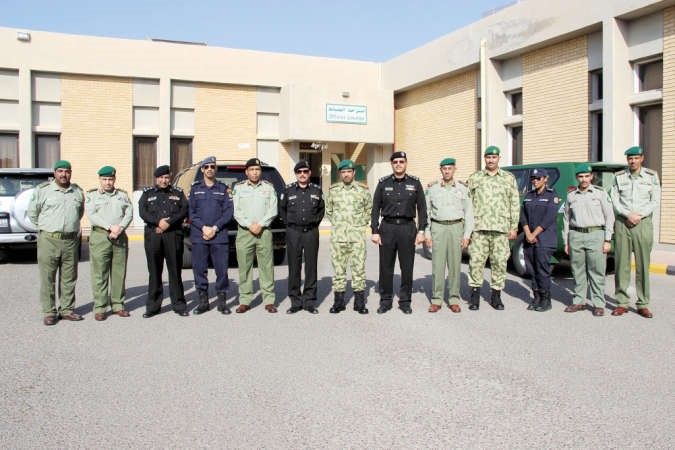 اللواء عبدالله المهنا ووفد الداخلية مع قيادات الحرس الوطني خلال الزيارة ﻿