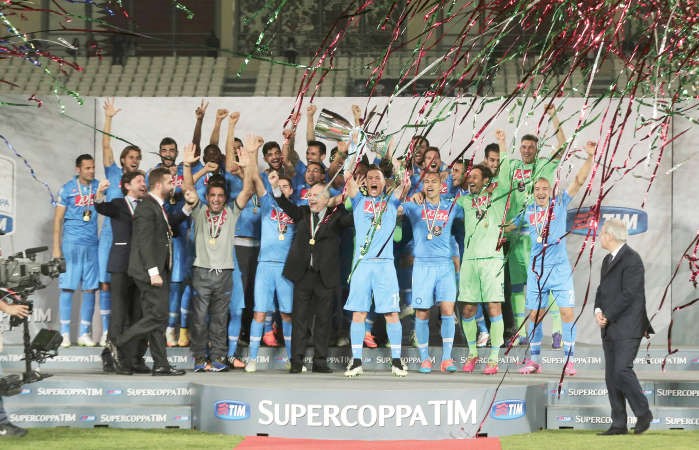 فرحة جنود بينيتيز بلقب كاس السوبررويترز