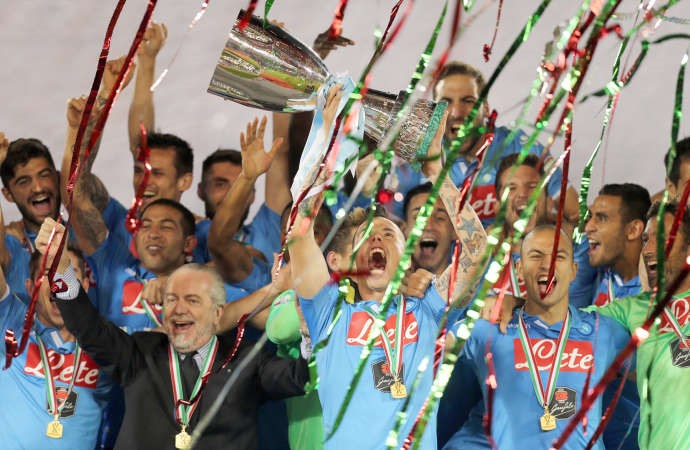 رئيس نادي نابولي الايطالي اوريليو دي لورينتيس فرحا مع لاعبيه﻿