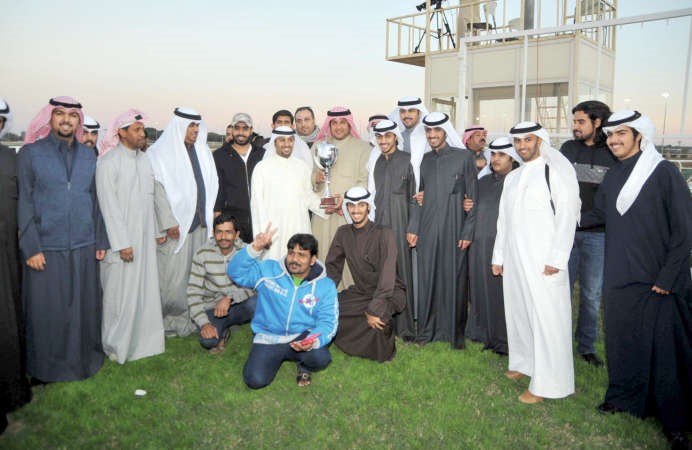 الشيخ عبدالله السلمان يتوسط اسطبل العصيمي الفائز بالكاس﻿