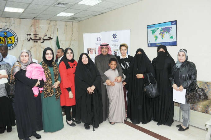 الزميل عدنان الراشد مع عدد من الفائزين بالجائزة وتبدو الزميلتان بشرى شعبان واروى الوقيان