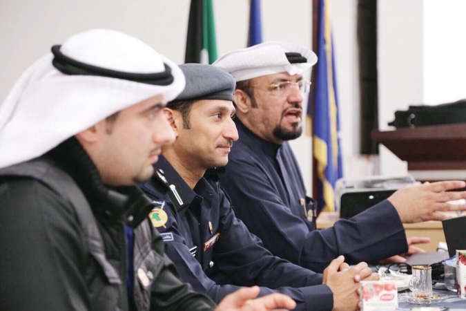  المتحدثون في الندوة 