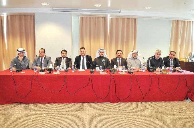 سعود مراد وممثلو الشركات المشاركة في معرض المسار خلال الندوة اسامة ابوعطية