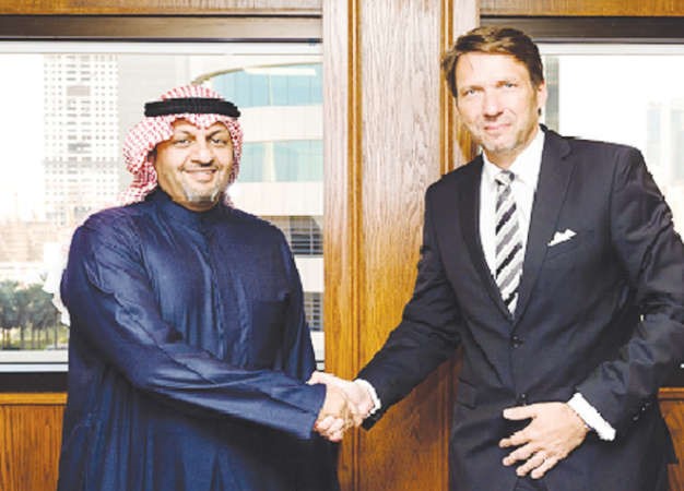  ماركوس ماسي الشريك والمدير المفوض لمجموعة بوسطن الاستشارية وخالد الخالد عقب توقيع العقد