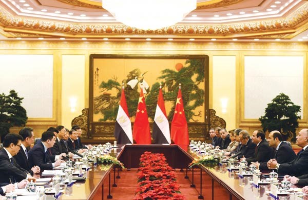 الرئيس المصري عبد الفتاح السيسي يتحدث مع نظيره الصيني شي جين بينغ خلال لقائهما في قاعة الشعب الكبرى في بكين امس افپ