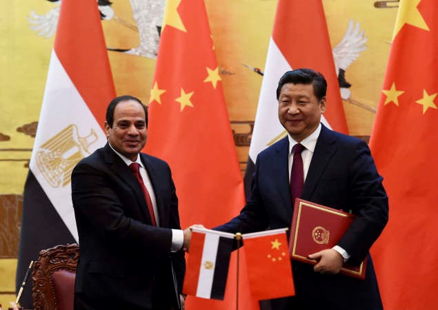الرئيس المصري عبدالفتاح السيسي يصافح نظيره الصيني شي جين بينغ خلال حفل توقيع مبادرة الشراكة في بكين امس رويترز