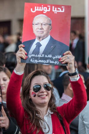 مؤيدة للسبسي ترفع صورته احتفالا بفوزه امس الاولافپ