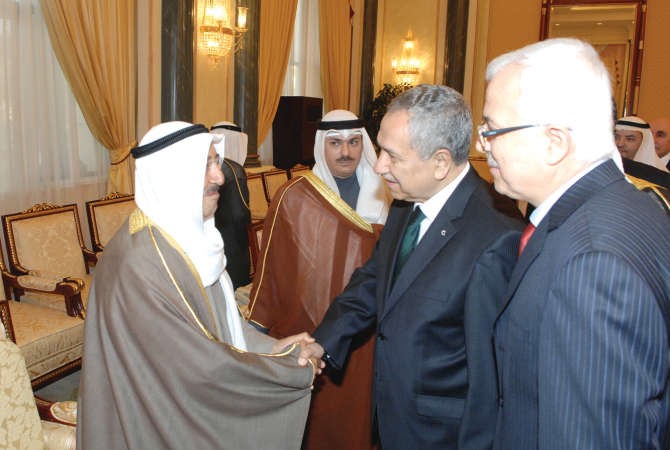 نائب رئيس الوزراء التركي بولنت ارنش يعزي صاحب السمو الامير الشيخ صباح الاحمد