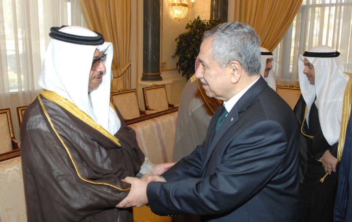 نائب رئيس الوزراء التركي بولنت ارنش يعزي سمو الشيخ جابر المبارك