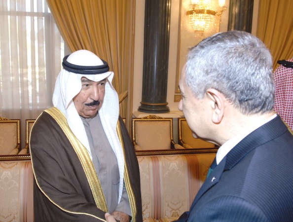 نائب رئيس الوزراء التركي معزيا الشيخ جابر العبدالله