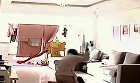 بالفيديو والصور.. مربية تتحول للاعبة "جودو" وتسحل طفلا صغيرا في غياب والديه