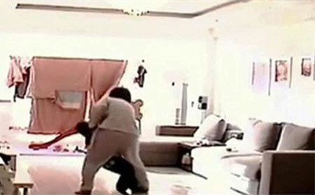 بالفيديو والصور.. مربية تتحول للاعبة "جودو" وتسحل طفلا صغيرا في غياب والديه
