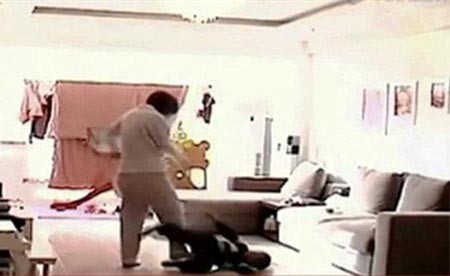 بالفيديو والصور.. مربية تتحول للاعبة "جودو" وتسحل طفلا صغيرا في غياب والديه