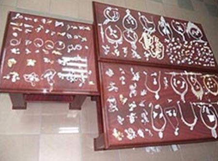 بالفيديو.. شرطة دبي توقع بعصابة اوروبية سرقت مجوهرات بملايين الدراهم بين دبي وباريس