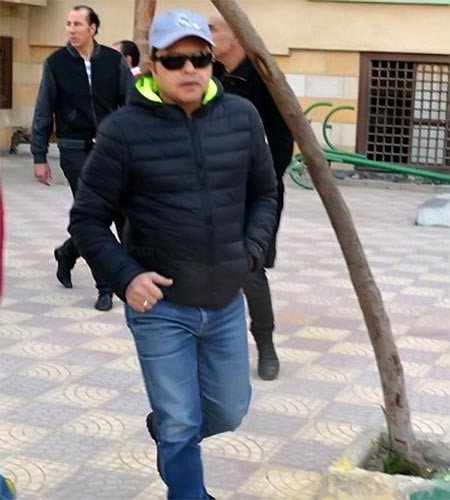 بالصور.. خالد الصاوي ينهار ويودع والده بحضور الفنانين.. ويحذر المصورين: ده مش ديفيليه