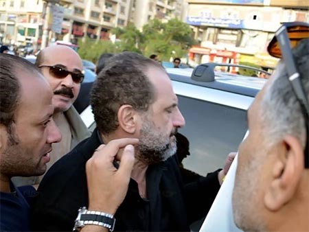 بالصور.. خالد الصاوي ينهار ويودع والده بحضور الفنانين.. ويحذر المصورين: ده مش ديفيليه