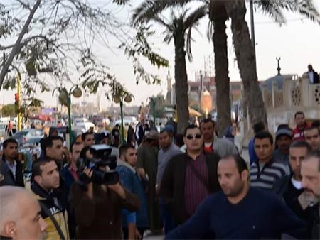 بالصور.. خالد الصاوي ينهار ويودع والده بحضور الفنانين.. ويحذر المصورين: ده مش ديفيليه