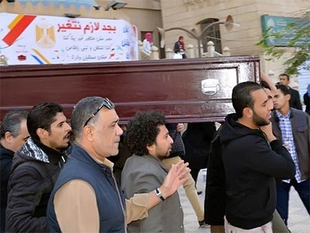 بالصور.. خالد الصاوي ينهار ويودع والده بحضور الفنانين.. ويحذر المصورين: ده مش ديفيليه