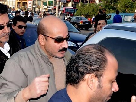بالصور.. خالد الصاوي ينهار ويودع والده بحضور الفنانين.. ويحذر المصورين: ده مش ديفيليه