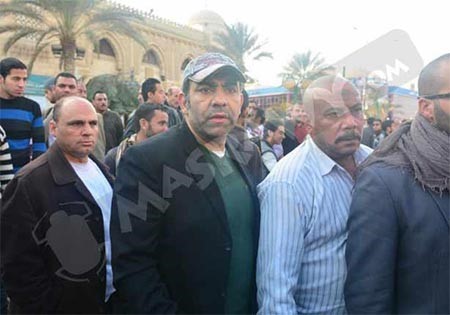 بالصور.. خالد الصاوي ينهار ويودع والده بحضور الفنانين.. ويحذر المصورين: ده مش ديفيليه