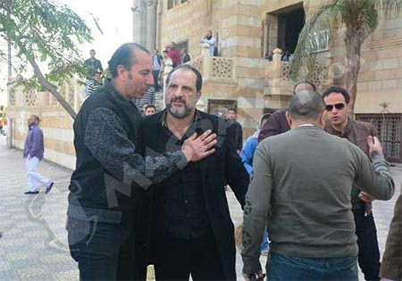 بالصور.. خالد الصاوي ينهار ويودع والده بحضور الفنانين.. ويحذر المصورين: ده مش ديفيليه