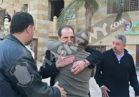 بالصور.. خالد الصاوي ينهار ويودع والده بحضور الفنانين.. ويحذر المصورين: ده مش ديفيليه