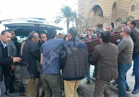 بالصور.. خالد الصاوي ينهار ويودع والده بحضور الفنانين.. ويحذر المصورين: ده مش ديفيليه