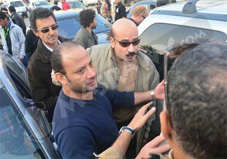 بالصور.. خالد الصاوي ينهار ويودع والده بحضور الفنانين.. ويحذر المصورين: ده مش ديفيليه