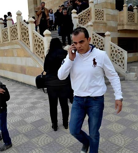بالصور.. خالد الصاوي ينهار ويودع والده بحضور الفنانين.. ويحذر المصورين: ده مش ديفيليه