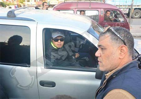 بالصور.. خالد الصاوي ينهار ويودع والده بحضور الفنانين.. ويحذر المصورين: ده مش ديفيليه
