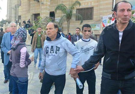 بالصور.. خالد الصاوي ينهار ويودع والده بحضور الفنانين.. ويحذر المصورين: ده مش ديفيليه