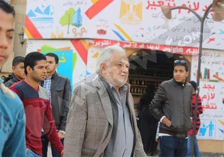 بالصور.. خالد الصاوي ينهار ويودع والده بحضور الفنانين.. ويحذر المصورين: ده مش ديفيليه