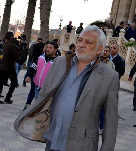 بالصور.. خالد الصاوي ينهار ويودع والده بحضور الفنانين.. ويحذر المصورين: ده مش ديفيليه