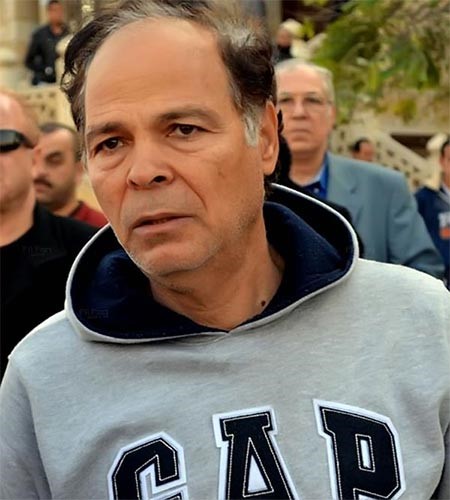 بالصور.. خالد الصاوي ينهار ويودع والده بحضور الفنانين.. ويحذر المصورين: ده مش ديفيليه
