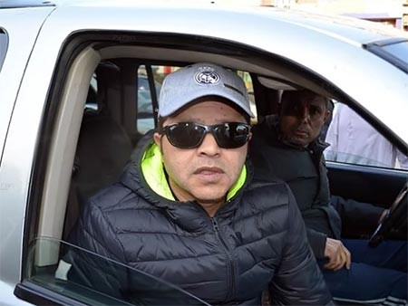 بالصور.. خالد الصاوي ينهار ويودع والده بحضور الفنانين.. ويحذر المصورين: ده مش ديفيليه